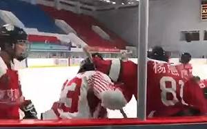 (影) 中港關係雪上加霜! 輸球見笑轉生氣 中國冰球隊圍毆香港隊