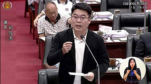 朱立倫雨中噴口水 邱俊憲批為選黨主席也不需如此冷血