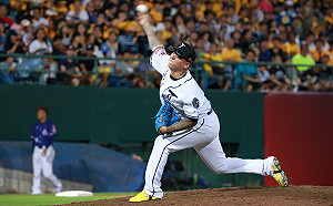 中華職棒／生涯首獲投手月MVP　陳鴻文歸功隊友幫忙
