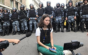 不懼鎮暴警察 俄羅斯17歲女孩宣讀憲法成反抗英雄