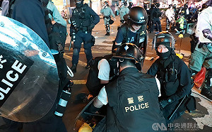 尖沙咀旺角南北包抄  港警狂打催淚彈清場