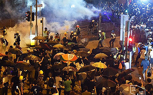 (影)港警獅子山下動武  黃大仙居民蒙催淚彈雨