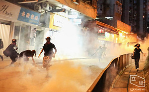 捍衛中聯辦  港警催淚彈驅離示威者不手軟