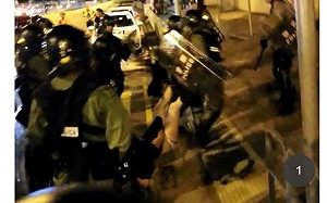 港警執法硬扯掉女示威者內褲犯眾怒  網痛罵：畜牲