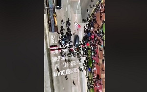 快訊》天安門翻版！港元朗廂型車衝撞人群  車過人倒