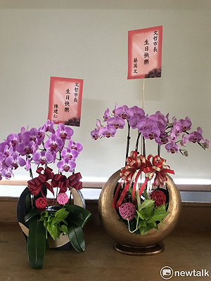 尷尬！柯P上午重砲打蔡政府 小英、陳建仁送花籃慶生