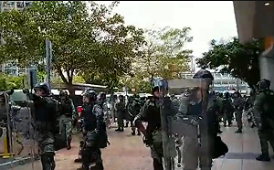 天水圍警署外施放催淚彈 逮捕聲援少女示威者