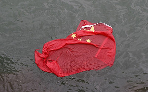 香港「旺角再遊行」破12萬人！ 五星旗被拋入海中