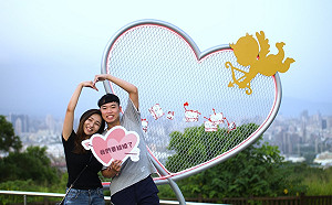 （影）鎖住浪漫時刻  台中2夜景勝地掛鎖愛情永駐