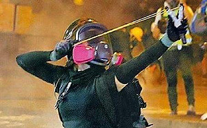 彈弓、防毒面具對抗警察 反送中出現港版飢餓遊戲女神