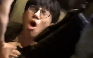 把雷射筆當攻擊性武器？ 港星諷問：那「藤條」呢？