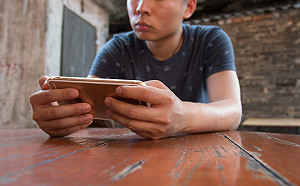 保護貼裂開！男還繼續滑手機　下場超慘「動手術才有救」