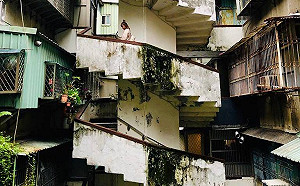 0808地震》南機場「飛天旋轉梯」龜裂損壞？ 北市初勘：無結構安全疑慮