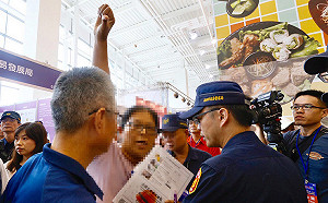 韓國瑜又遭「倒讚」嗆聲 出席加盟展開3億支票助創業