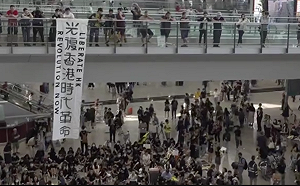 反送中》萬人接機集會開跑！逾千人靜坐、氣氛平和