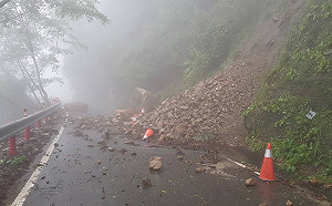 利奇馬颱風尾勁強降雨造成落石  中市和平員警搶救險遭砸