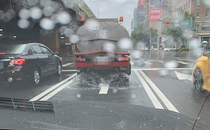 為何颱風天出動灑水車？男大罵「腦殘」 被嗆不懂要問