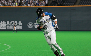 日職／回歸首戰就受傷　王柏融遭觸身球退場