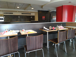 麥當勞吃完餐盤垃圾丟桌上不收！　桃園人怒罵：垃圾一堆