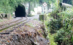利奇馬颱風損壞擋土牆，阿里山森林鐵路11日部份停駛