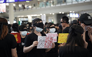 反送中》黑布遮眼靜默站立 香港機場「靜默示威」
