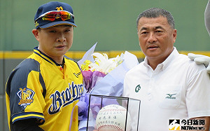 中華職棒／抗韓教頭許順益贈合庫簽名球　讚恰恰是典範