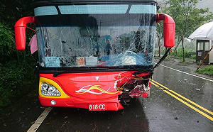 休旅車與遊覽車在阿里山擦撞　11名傷患緊急送醫