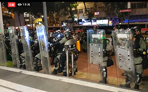 尖沙咀爆激烈衝突  警民互擲催淚彈燃燒物