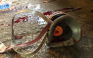 （影）反送中》布袋彈打穿護目鏡血染深水埗 「福建幫」警黑合有圖為證