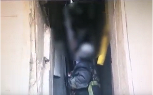 (影) 成年男子離奇卡40公分防火巷  費2小時救出