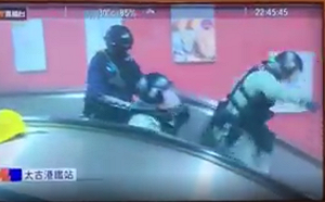(影) 警衝進港鐵站見人就打 港民 :  警、黑、解放軍大結盟