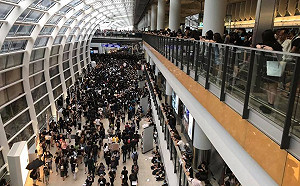 傳機場警換鎮暴裝將強力清場 反送中群眾be water 主動散場