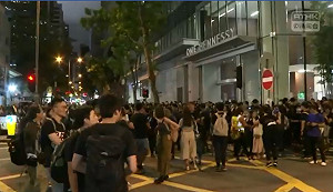 抗議暴力黑警　300示威者深夜包圍灣仔警總