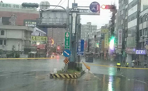 （影）豪大雨創台南仁德 王定宇PO影片祈雨停