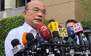 韓國瑜駁每天至少批10件公文 蘇揆：我批的堆起來比人高