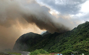 黑鷹直升機空中壓制 綠島大火滅計燒毀28公頃