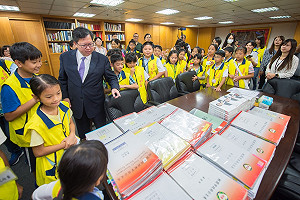 韓國瑜每天至少批10件公文以上    鄭文燦：我平均1周批225份