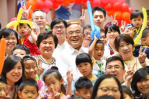 政院親子日 蘇揆特別向員工親屬鞠躬致謝尋求支持與諒解