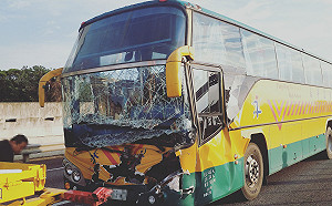 國道1號桃園段4車連環撞  校車司機及22學生受傷送醫