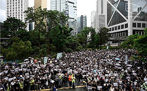 香港教育界遊行逾2萬人上街  群眾：政府應釋善意和解