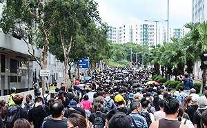 「光復紅土」遊行上百名民眾駐足警署外！警：已構成非法集結