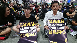 高雄火車站民眾靜坐挺香港  綠民代聲援