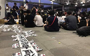 表達「撐香港，護民主」訴求 數百台港青年高雄車站靜坐、集會