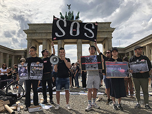港人柏林示威 批評港警暴力鎮壓