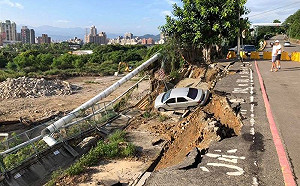 停車格少一半！新北泰山「路面炸開斷裂」　汽車滑落土堆