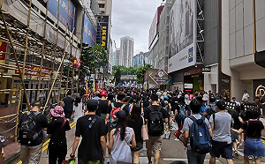 維園818大遊行 多處港鐵站人潮洶湧