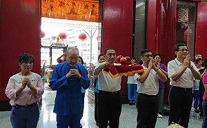 侯友宜贈匾蘆洲慈惠堂  感謝母娘濟鄉里