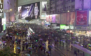 流水式反送中轉「遊行」 入夜人潮仍持續湧入