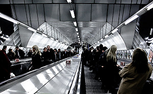 手扶梯站一側是文明還是病？眾人掀正反論點全戰翻