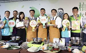 黃偉哲林智堅聯手賣柚  千箱文旦完銷